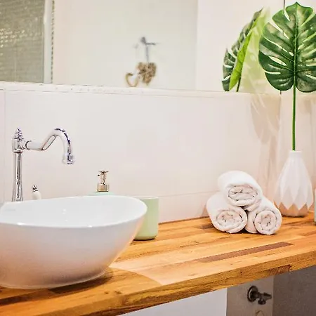 Design Centrum-garbary Street Apartment